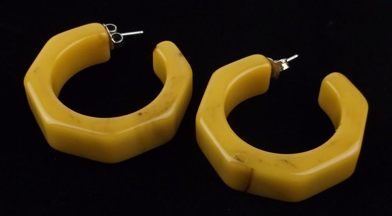 Mint Vintage 1950s Bakelite Earrings Set: Mint Condition, In Like New Condition, Perfect