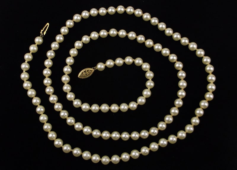 Stunning Vintage 1940s Pearl Necklace 31": excellent condition