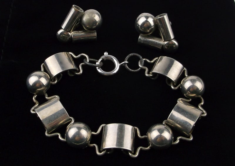 Beautiful Vint 1960s Atomic Era Bracelet Earrings Set 8": .