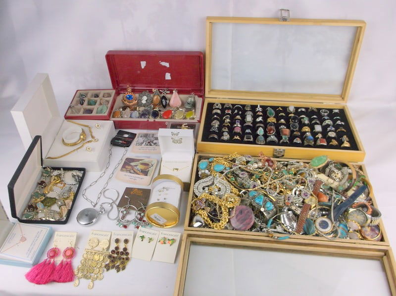 HUGE Vintage ESTATE JEWELRY BOX Lot FULL OF VINTAGE JEWELRY (1 of 20)