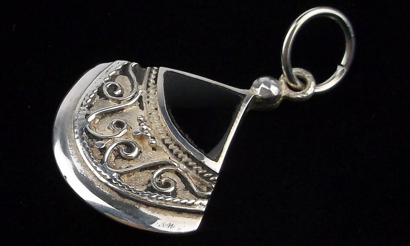 Stunning Vintage Sterling Silver Bali Onyx Pendant (1 of 2)