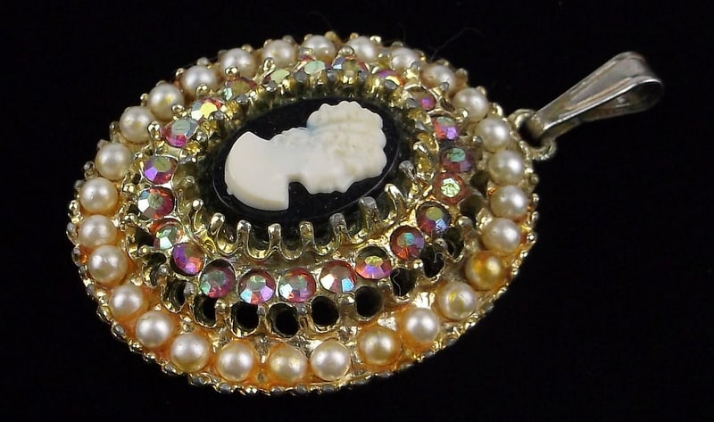 Stunning Vintage 1950s Rhinestone Cameo Pendant: excellent condition