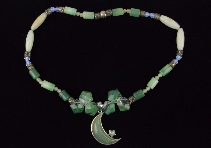 Gorgeous Vint Jadeite Opalite Moon Necklace 18": excellent condition