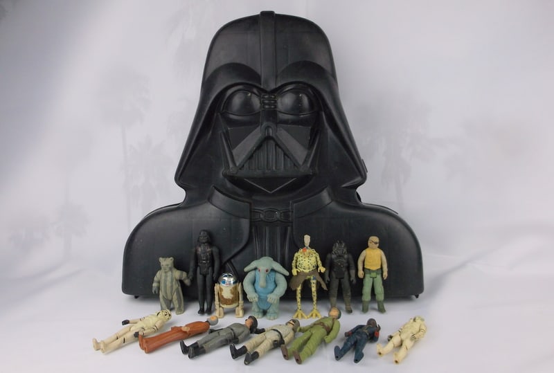 1977-83 STAR WARS Kenner 14 Action Figures + Vader Case Lot: A Great lot of Vintage 1977-1983 Kenner Star Wars with 14 Action Figures plus the Darth Vader Case that fits the action figures. Figures are in good condition, R2D2 stickers are coming off and most