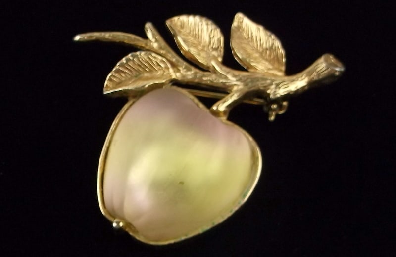 Mint Vint 1960s Sarah Coventry Lucite Apple Brooch (1 of 2)