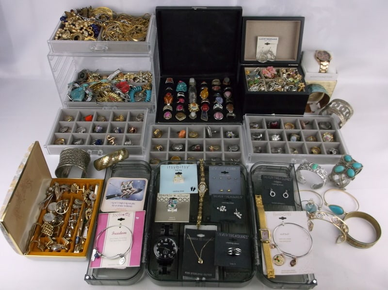 HUGE Vintage Estate Jewelry Box Lot FULL OF VINTAGE JEWELRY (1 of 18)