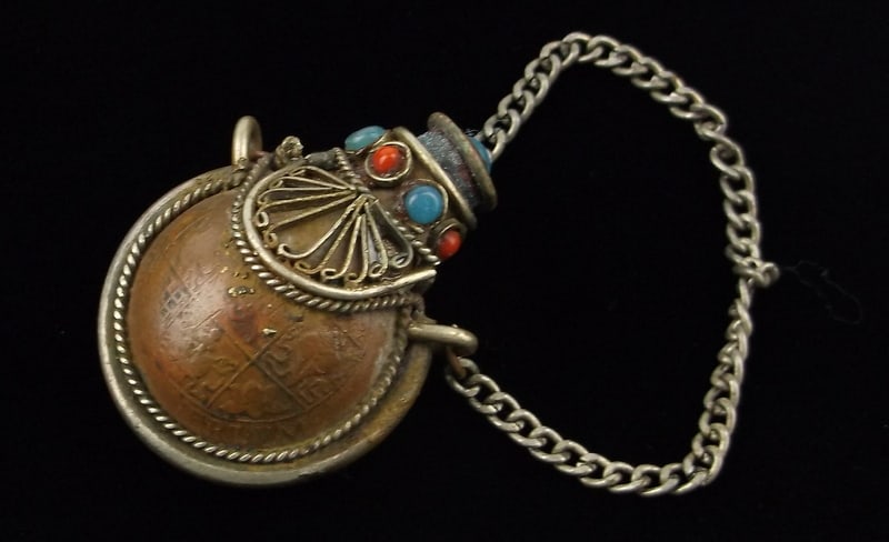 Stunning Vintage Double Coin Snuff Bottle: excellent condition