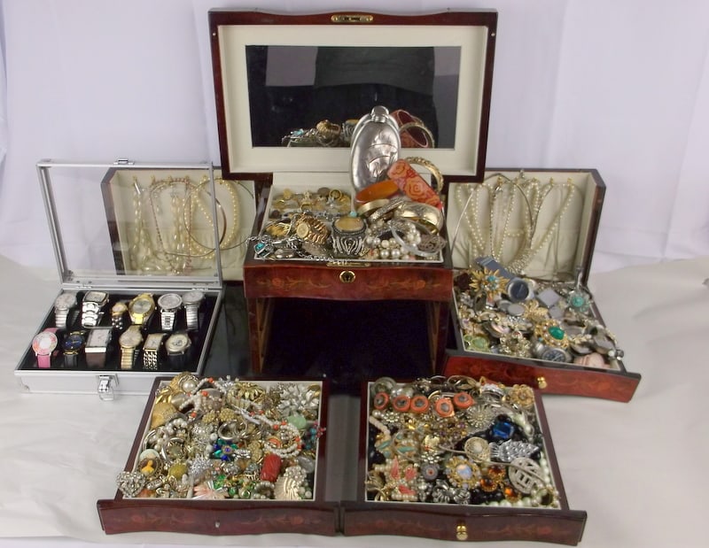 HUGE Vintage Estate Jewelry Box Lot FULL Of Vintage Jewelry (1 of 16)