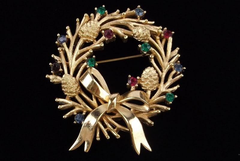 Stunning 1940s Crown Trifari Rhinestone Christmas Wreath Brooch (1 of 2)