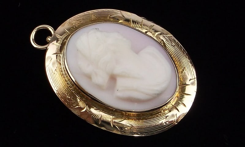 Stunning 1930s 14kt Gold Hand Carved Shell Cameo Pendant 3.39g: 14kt gold in excellent condition