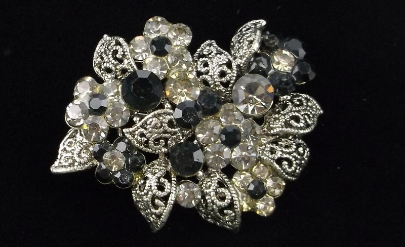 Stunning Vintage Rhinestone Flowers Brooch