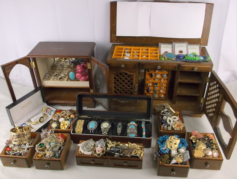 HUGE Vintage Estate Jewelry Box Lot FULL Of Vintage Jewelry (1 of 19)