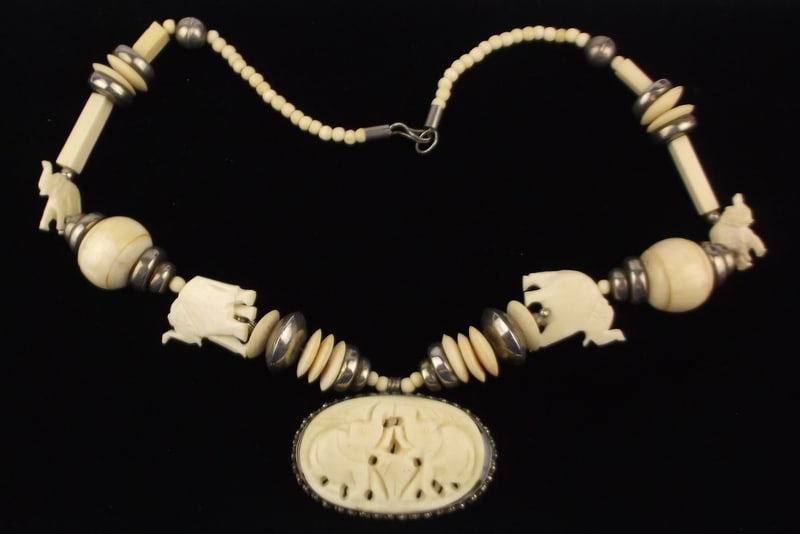Stunning Vintage Safari Necklace 22": excellent condition
