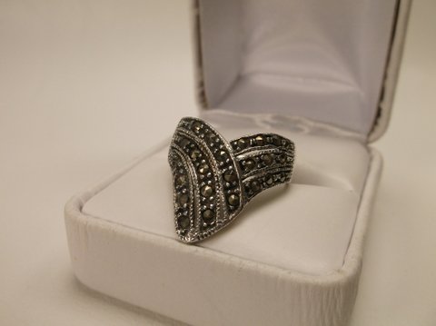 Nice Sterling Silver Marcasite Ring Size 7.5: .