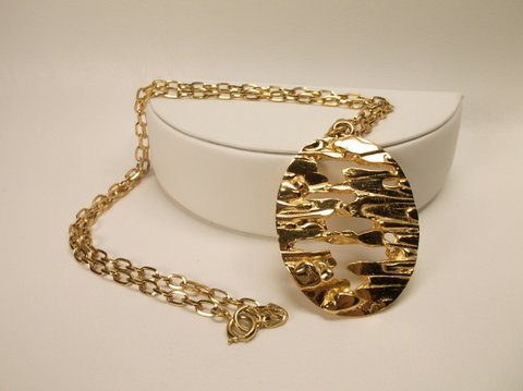 Nice Vintage Gold Trifari Necklace: .