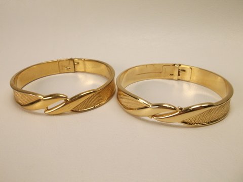 2 Nice Gold Monet Bracelets Vintage: .