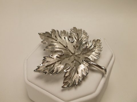 Nice Vintage Trifari Maple Leaf Brooch: .