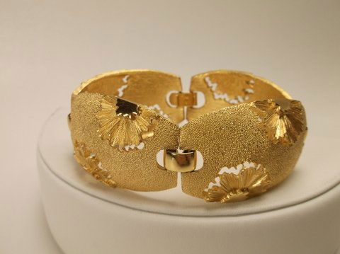 Beautiful Gold Trifari Bracelet Vintage: .