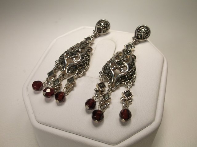 Beautiful Sterling Silver Marcasite Dangly Earrings: .