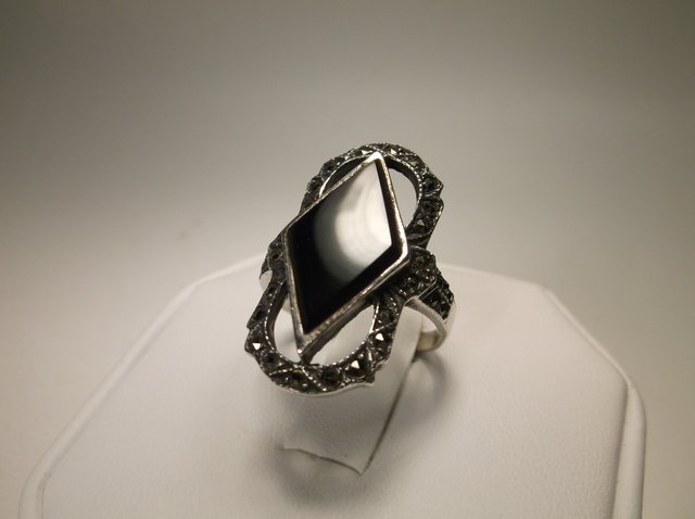 Nice Sterling Silver Onyx Marcasite Ring Size 7: .