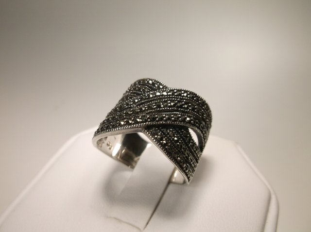 Gorgeous Sterling Silver Marcasite Ring 8.5: .