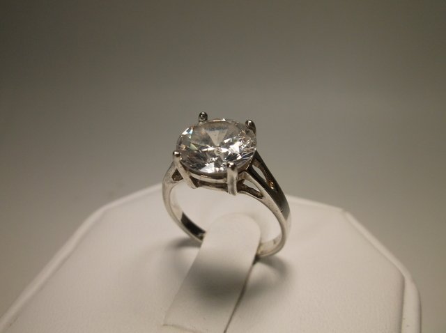 Beautiful Sterling Silver CZ Wedding Ring Size 6: .