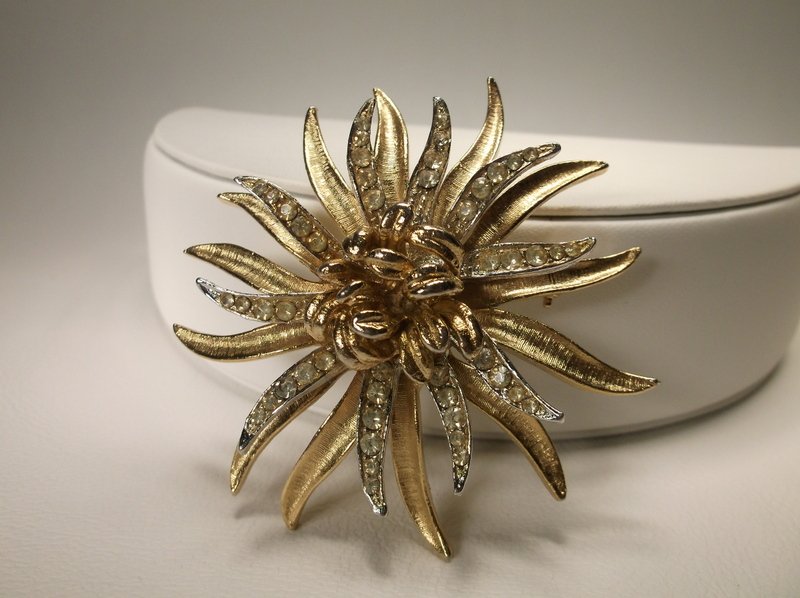 Nice vintage Coro Rhinestone Brooch: .