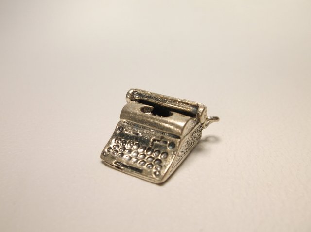 Vintage Sterling Silver Damecraft Typewriter Charm: .