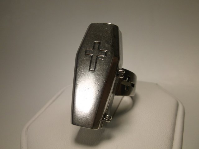 Nice Sterling Silver Opening Coffin Poison Ring 8: very unusual, very heavy, nice piece