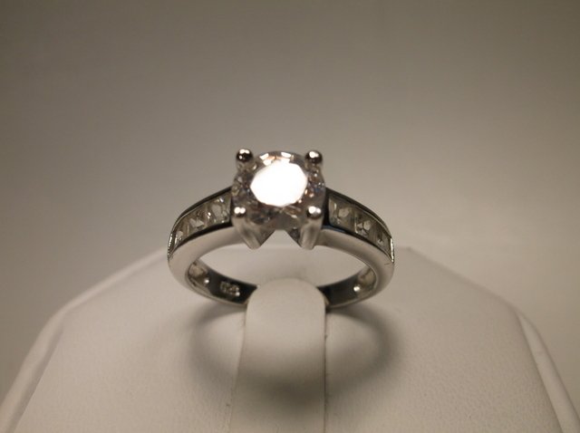 Stunning Sterling Silver CZ Wedding Ring Size 8: .