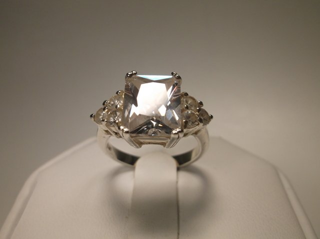 Beautiful Sterling Silver CZ Wedding Ring Size 7: .