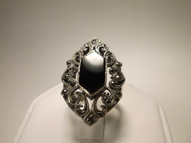 Beaitufl Sterling Silver Onyx Marcasite Ring 9: .