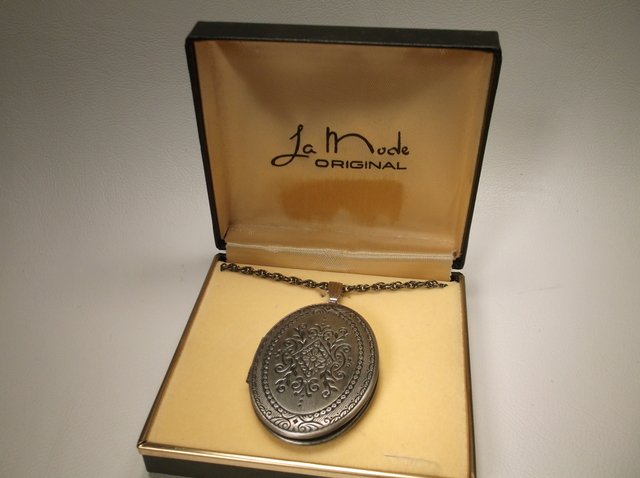 Nice La Mode Locket Necklace: .