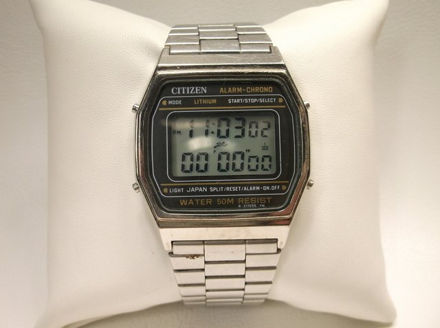 Nice Vintage Mens Citizen Electronic Wristwatch: nice watch, works great, tough to find in good working condition. New battery just put in