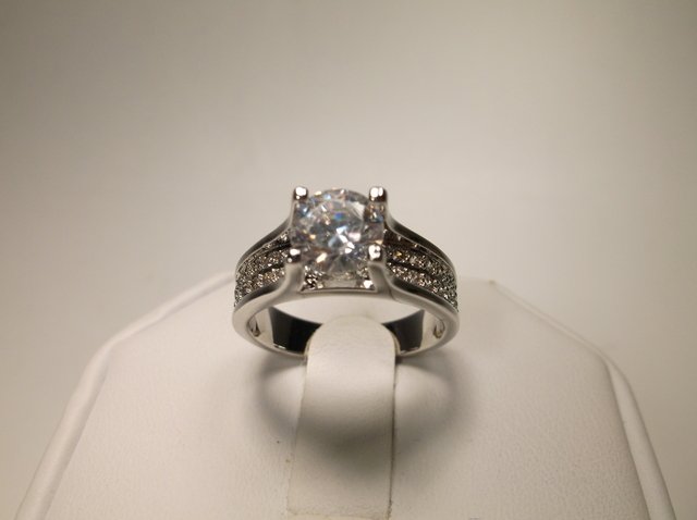 Gorgeous Sterling Silver CZ Wedding Ring 7: .