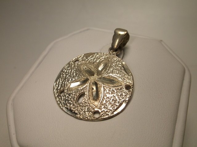 Sterling Silver Sand Dollar Pendant: .