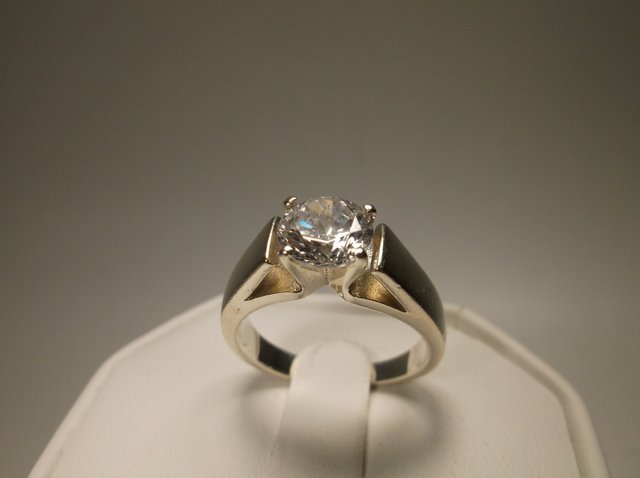 Beautiful Sterling Silver CZ Wedding Ring 8: .