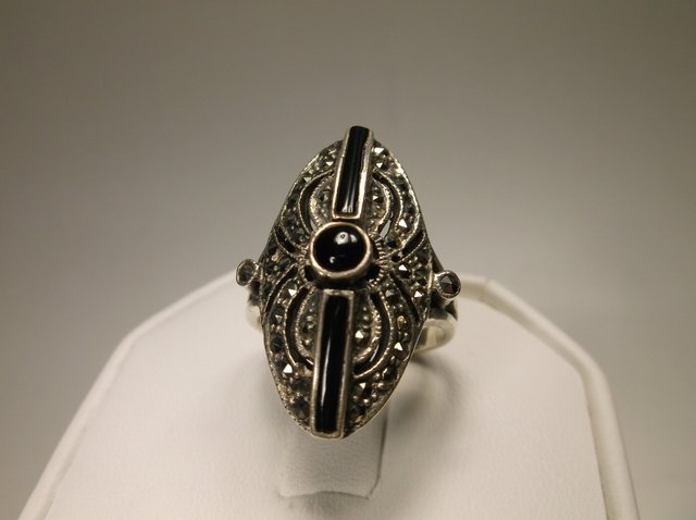 Gorgeous Sterling Silver Onyx Marcasite Ring 8: .