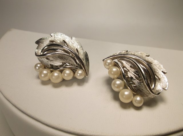 Nice Vintage Trifari Earrings: .