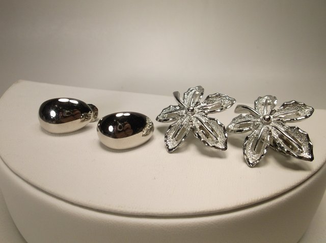 Nice Vintage Monet Sarah Cov Earrings Sets: .