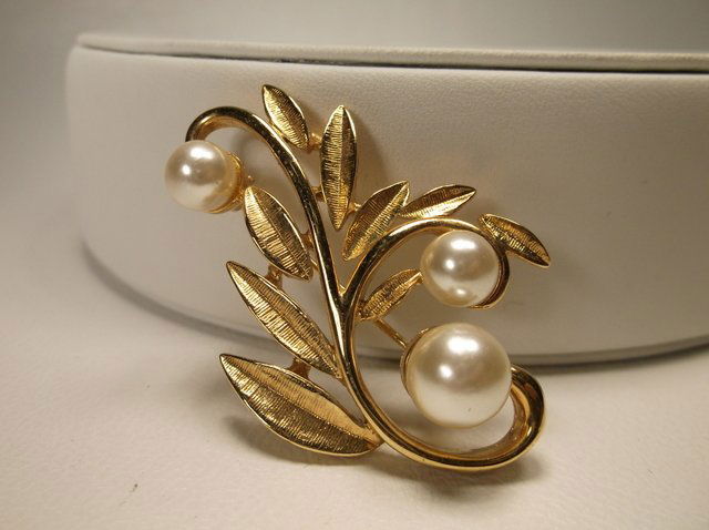 Nice Vintage Trifari brooch: .