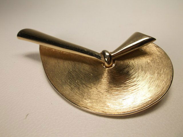 Beautiful Vintage Trifari brooch: .
