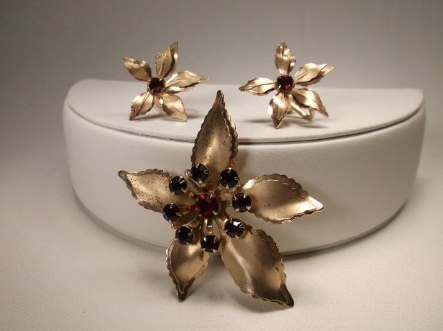 Nice Antique Ruby Red Rhinestone Brooch Earrings: .