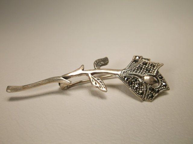 Beautiful Sterling Silver Marcasite Rose Brooch: .