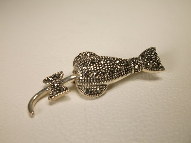Nice Sterling Silver Marcasite Cat Brooch: .