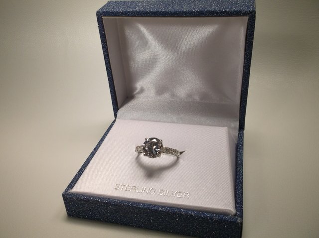 Beautiful Sterling Silver CZ Wedding Ring 7: .