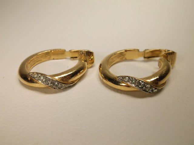 Nice Vintage Trifari Earrings: .