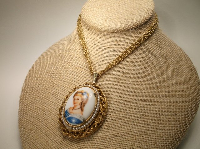 Beautiful Antique Cameo Locket Necklace Hand Painted: .