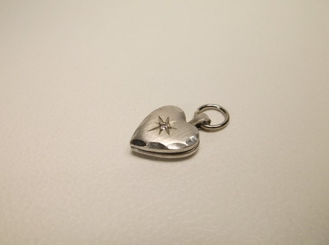 Nice Vintage Sterling Silver Heart Locket Charm: .