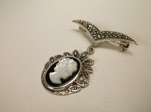 Nice Sterling Silver Cameo marcasite Brooch: .